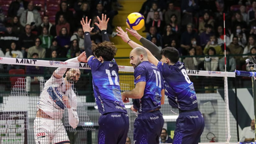 Matey Kaziyski overcomes a three-man Vero Volley block (source: legavolley.it)